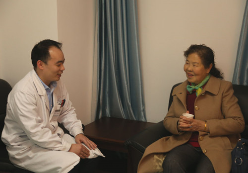 张兰坤医师对患者进行健康指导_副本.jpg